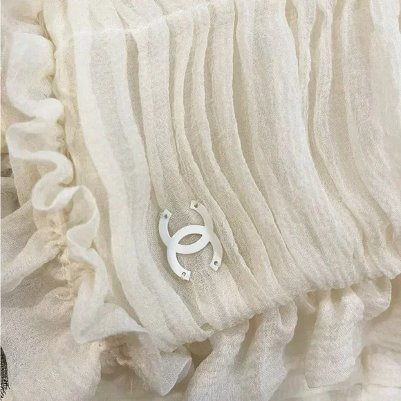 CHANEL Cream Ruffled Long-Sleeve Blouse with Black Bow Accents - Picture 4 of 7